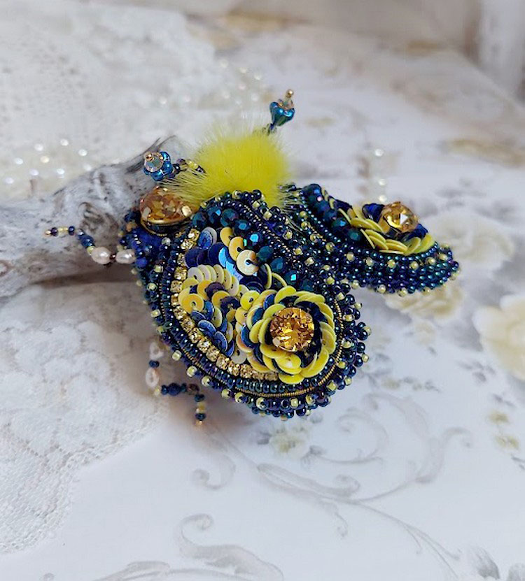 Broche cara royal soleil, brodée avec perles d’eau douce, sequins, verre, strass et cristaux de swarovski