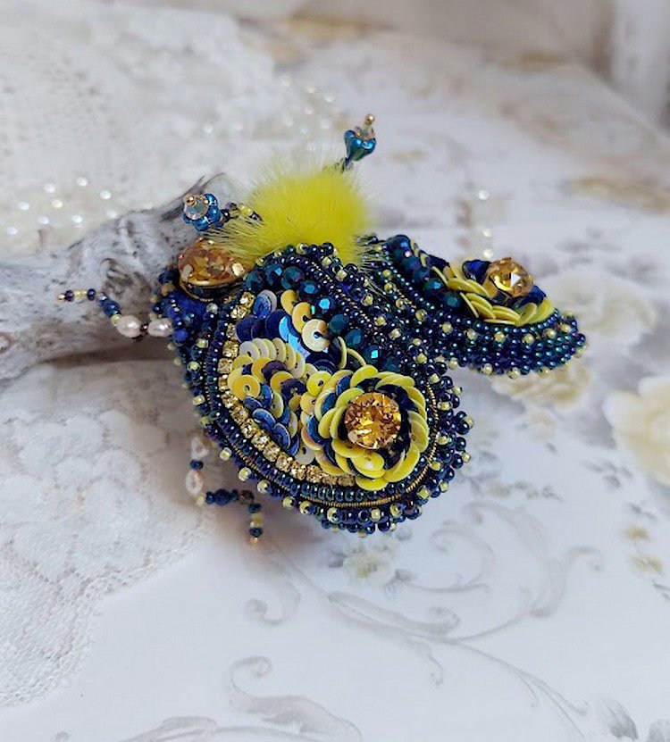 Broche cara royal soleil, brodée avec perles d’eau douce, sequins, verre, strass et cristaux de swarovski