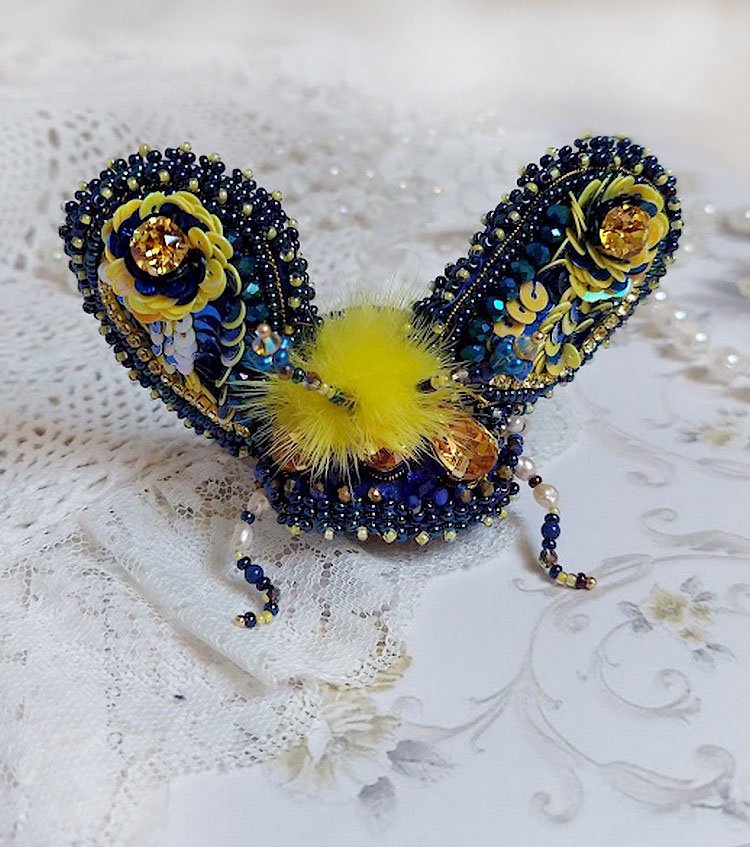 Broche cara royal soleil, brodée avec perles d’eau douce, sequins, verre, strass et cristaux de swarovski