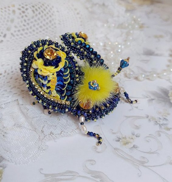 Broche cara royal soleil, brodée avec perles d’eau douce, sequins, verre, strass et cristaux de swarovski