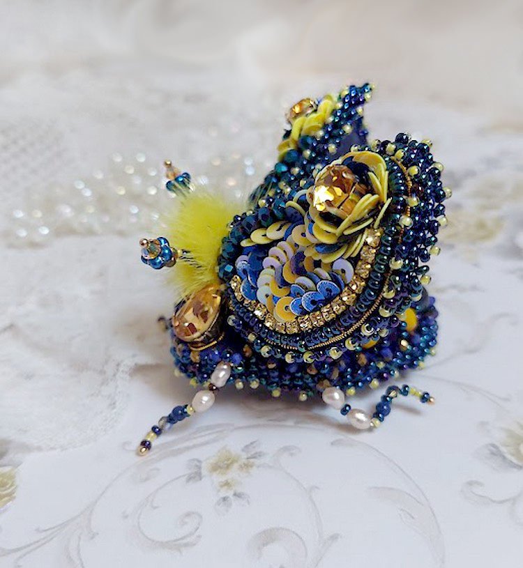 Broche cara royal soleil, brodée avec perles d’eau douce, sequins, verre, strass et cristaux de swarovski