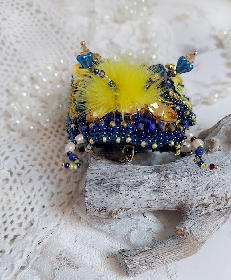 Broche cara royal soleil, brodée avec perles d’eau douce, sequins, verre, strass et cristaux de swarovski