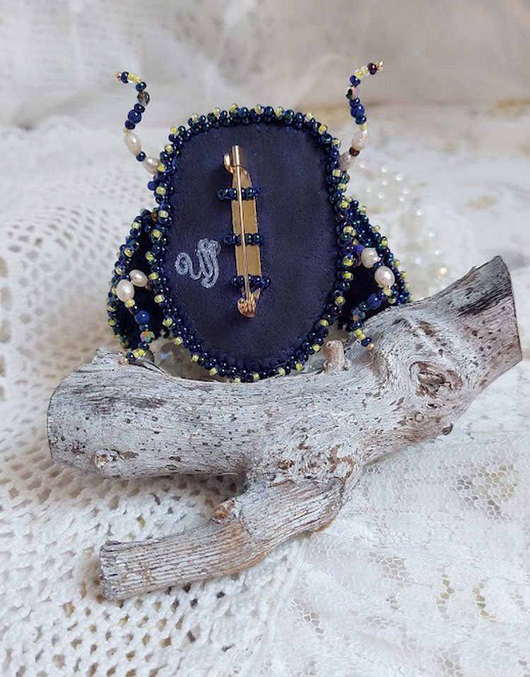 Broche cara royal soleil, brodée avec perles d’eau douce, sequins, verre, strass et cristaux de swarovski