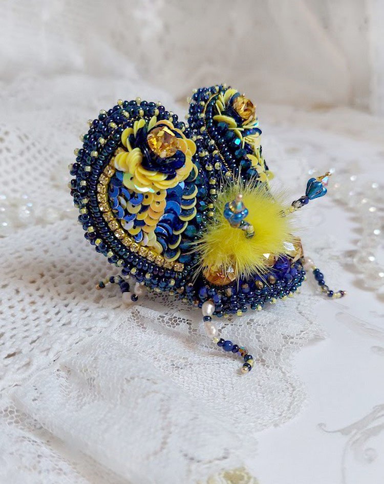 Broche cara royal soleil, brodée avec perles d’eau douce, sequins, verre, strass et cristaux de swarovski