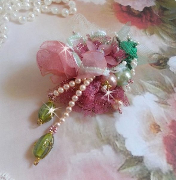 Broche Douceur Poudrée crée avec de la dentelle, du ruban organza, des perles de Swarovski,des perles en verre et des rocailles 