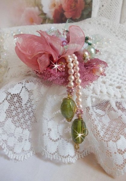 Broche Douceur Poudrée crée avec de la dentelle, du ruban organza, des perles de Swarovski,des perles en verre et des rocailles 