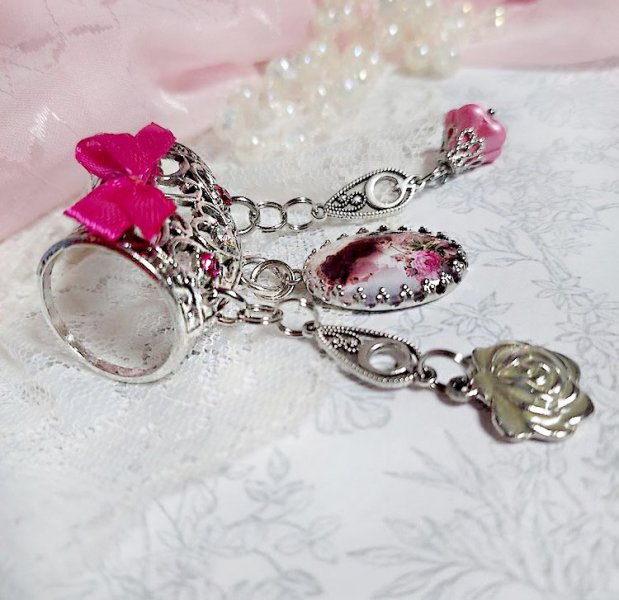 Broche Luna créée avec cabochon et clochette verre, pendentifs arabesques métal et perles cristal Swarovski