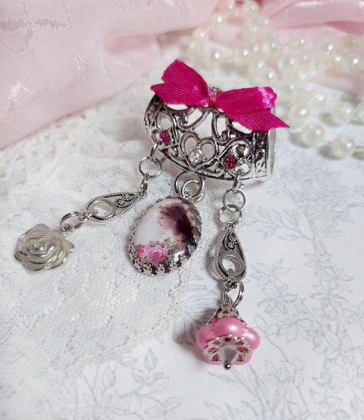 Broche Luna créée avec cabochon et clochette verre, pendentifs arabesques métal et perles cristal Swarovski