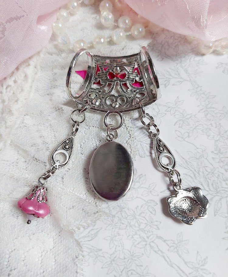 Broche Luna créée avec cabochon et clochette verre, pendentifs arabesques métal et perles cristal Swarovski