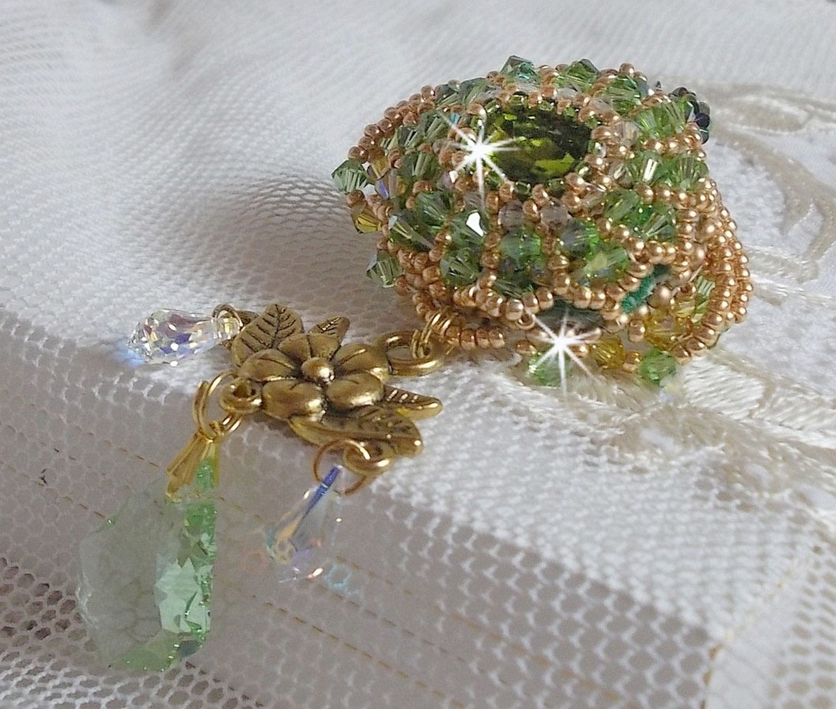 Broche Garden Party brodée avec des cristaux de Swarovski, un cabochon vert Olivine en verre de bohème des années 1960 et des rocailles