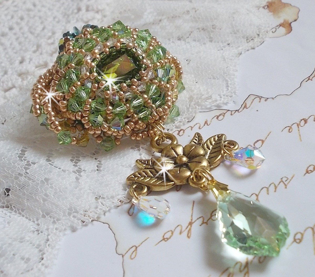 Broche Garden Party brodée avec des cristaux de Swarovski, un cabochon vert Olivine en verre de bohème des années 1960 et des rocailles
