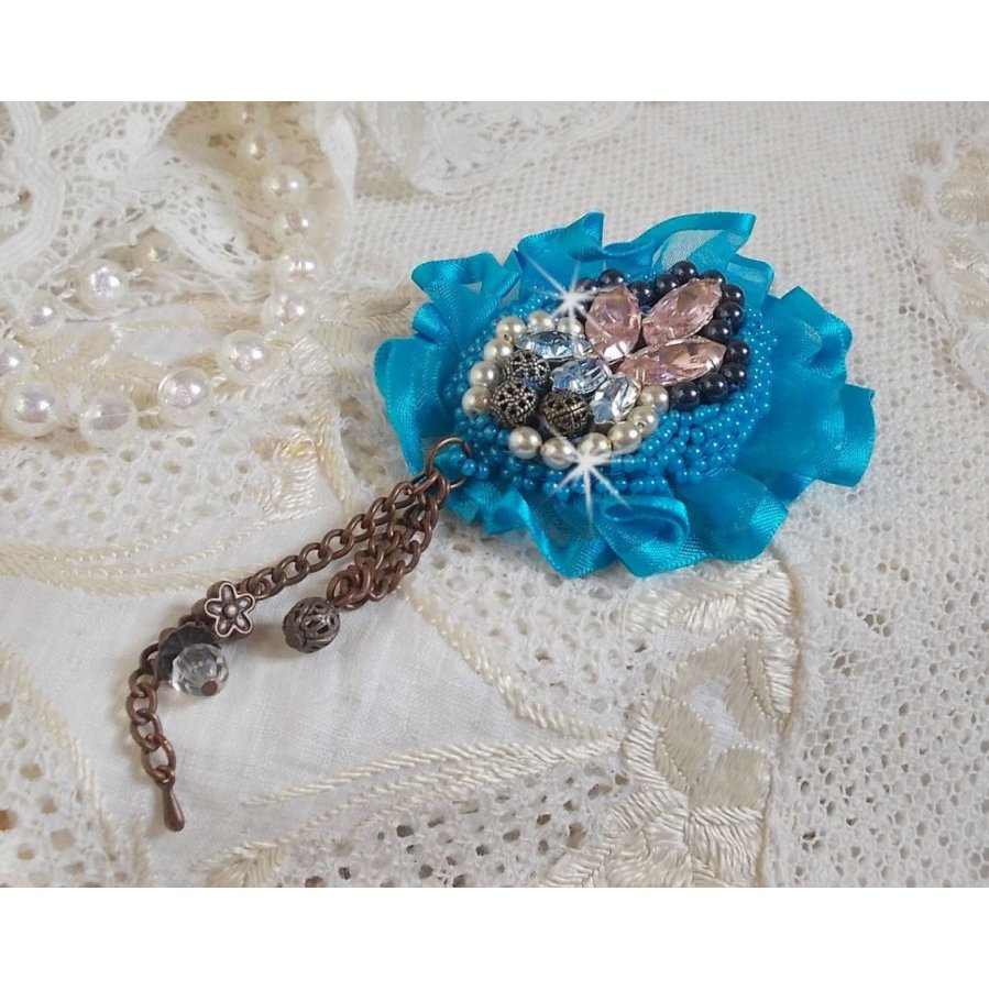 Broche Belle Epoque Haute-Couture est brodée avec des Cristaux de Swarovski, des perles rondes nacrées, des breloques, un ruban et des rocailles