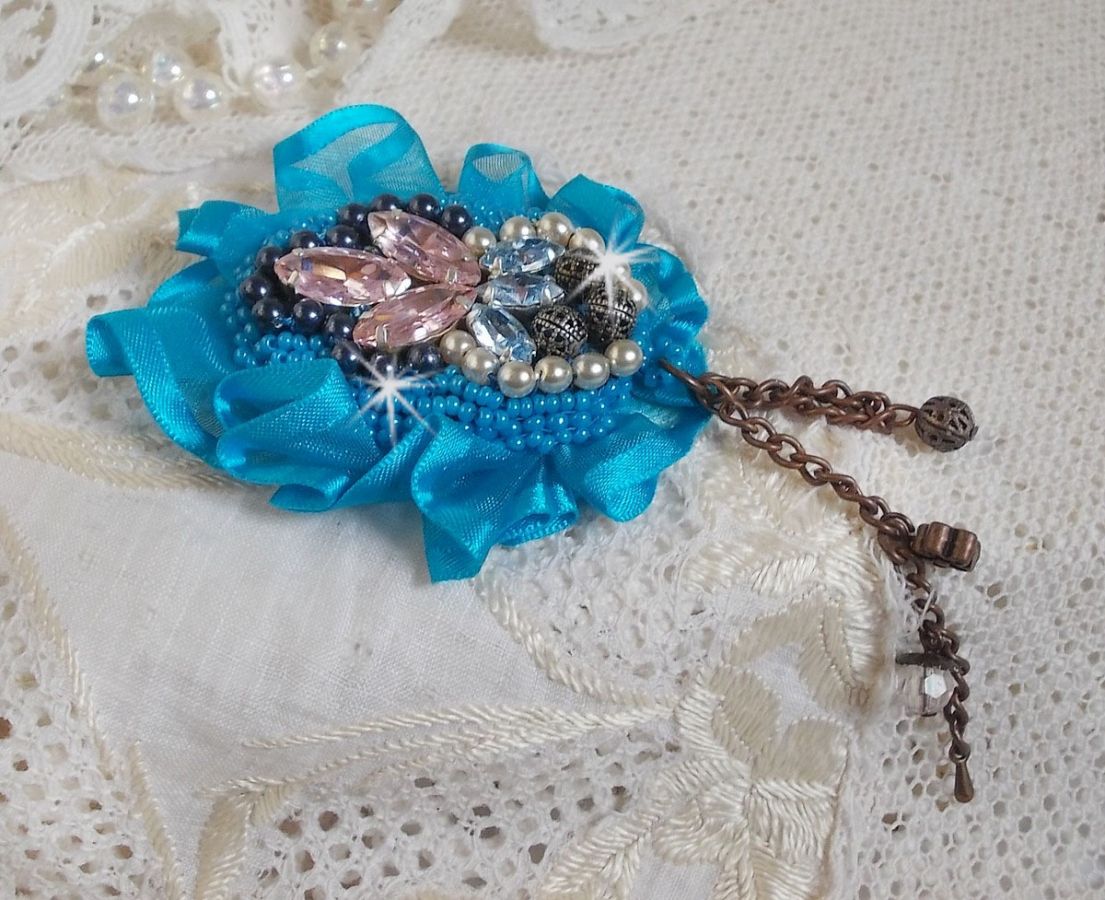 Broche Belle Epoque Haute-Couture est brodée avec des Cristaux de Swarovski, des perles rondes nacrées, des breloques, un ruban et des rocailles