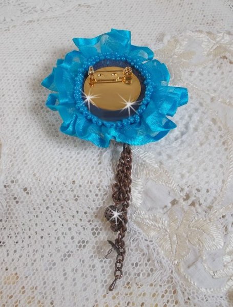 Broche Belle Epoque Haute-Couture est brodée avec des Cristaux de Swarovski, des perles rondes nacrées, des breloques, un ruban et des rocailles
