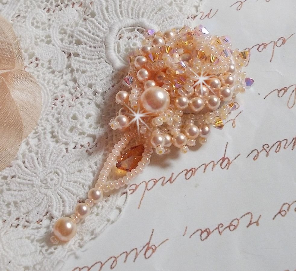 Broche Idylle Beauty brodée avec des Cristaux de Swarovski, des perles rondes nacrées et des rocailles