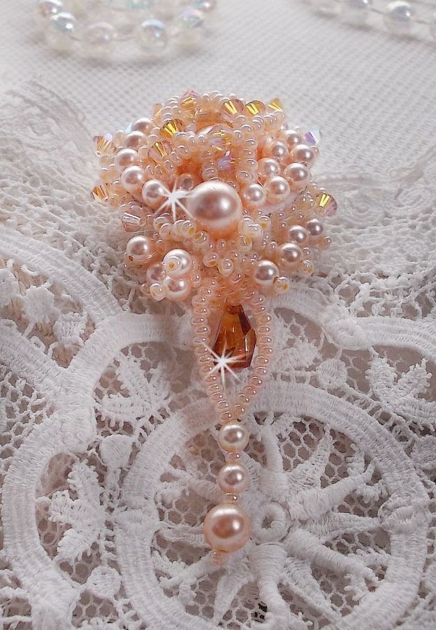 Broche Idylle Beauty brodée avec des Cristaux de Swarovski, des perles rondes nacrées et des rocailles