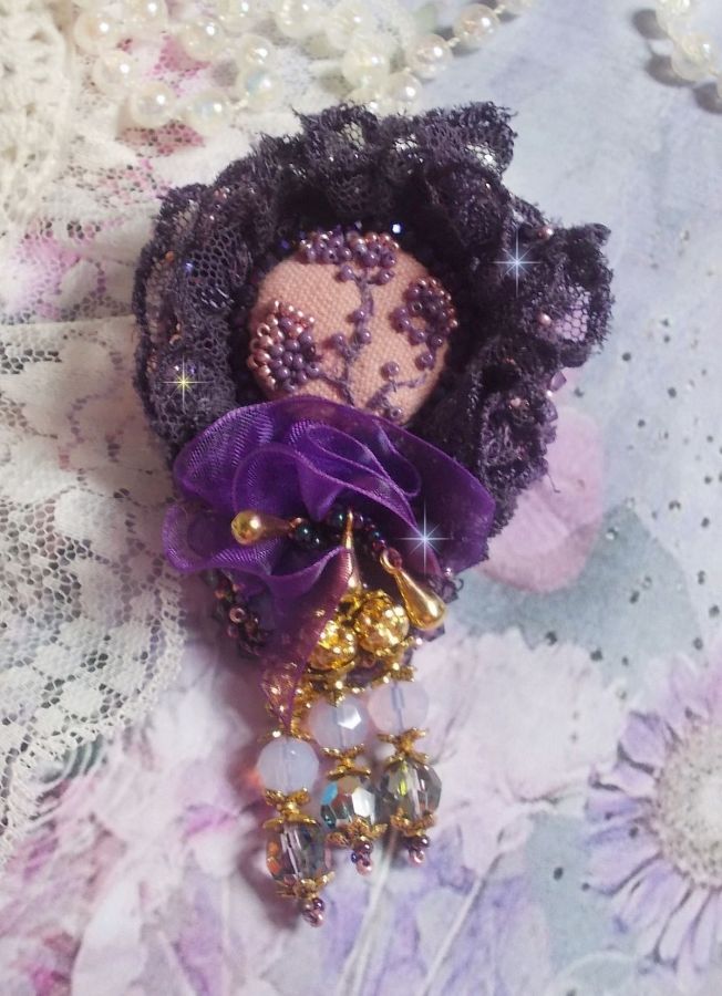 Broche Lady Romantique brodée avec de la dentelle Violine des années 1950, des cristaux, des rocailles et des perles en verre
