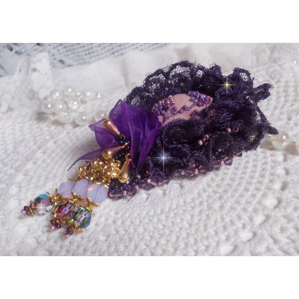 Broche Lady Romantique brodée avec de la dentelle Violine des années 1950, des cristaux, des rocailles et des perles en verre