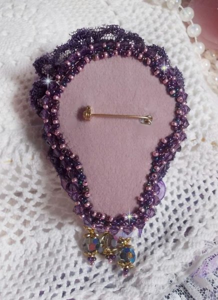 Broche Lady Romantique brodée avec de la dentelle Violine des années 1950, des cristaux, des rocailles et des perles en verre