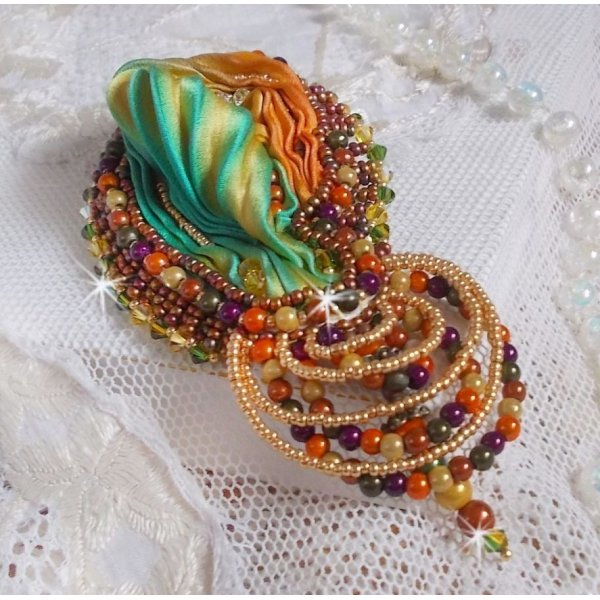 Broche Lune Vénitienne brodée avec un ruban de soie, des perles magiques et des cristaux de Swarovski
