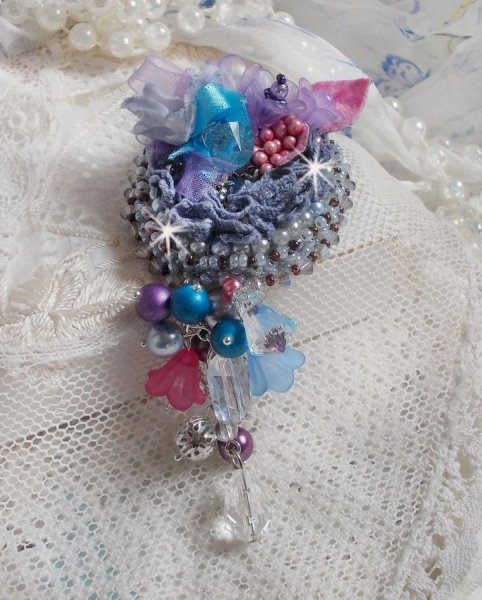 Broche Mademoisellle Bluse Haute-couture brodée avec des Cristaux de Swarovski, des perles nacrées, des fleurs Lucite et de belles rocailles