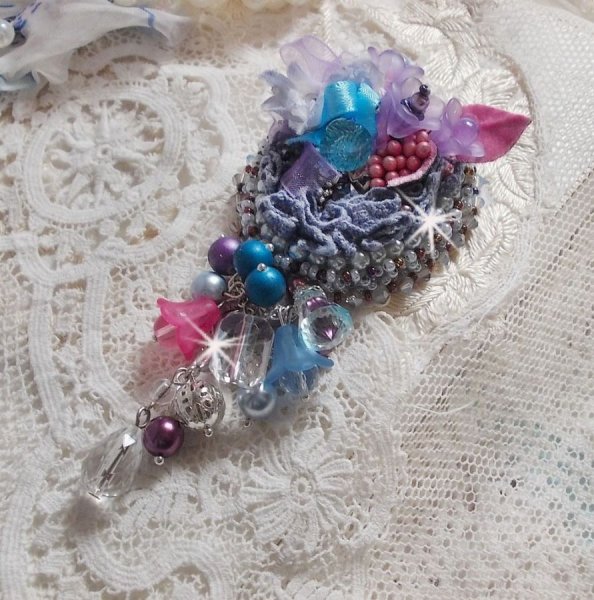 Broche Mademoisellle Bluse Haute-couture brodée avec des Cristaux de Swarovski, des perles nacrées, des fleurs Lucite et de belles rocailles