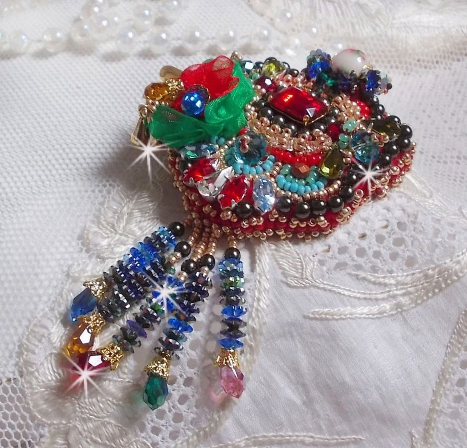 Broche Mia Haute-Couture brodée avec des Cristaux de Swarovski, un cabochon vintage des années 1960, des fleurs Lucite, des perles rondes nacrées et des rocailles, 
