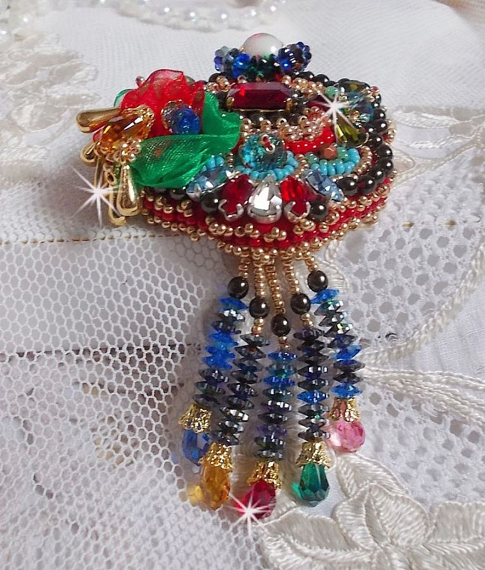 Broche Fleur Blanche Avec Cristal Rouge Et Perles Nacrées - Acier Inoxydable - NEUF