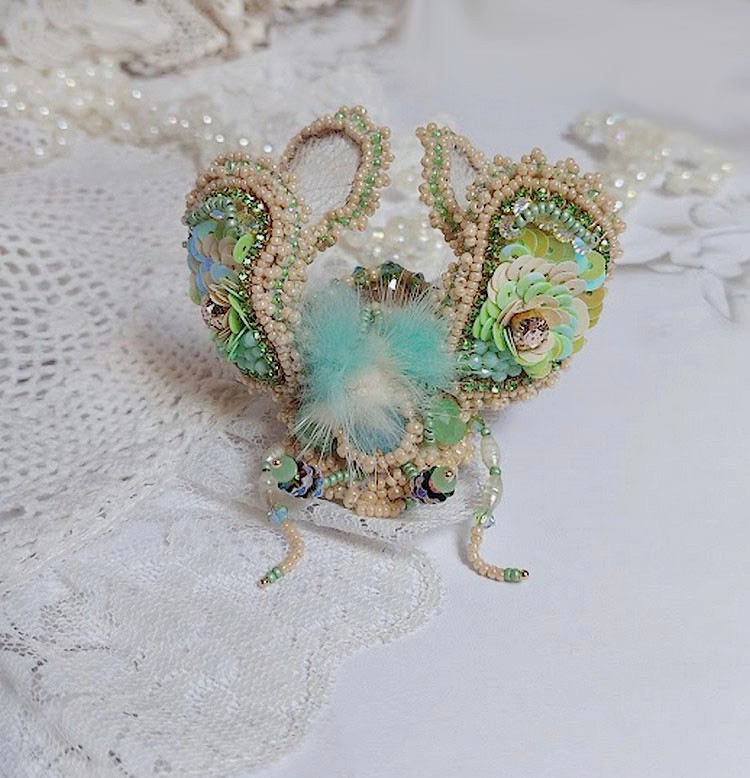 Broche Mouchon Terra Caramel brodé avec perles verres, sequins, dentelle et perles cristal Swarovski.