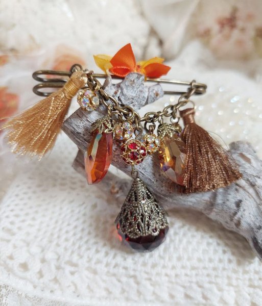 Broche M&eacute;line des Bois &eacute;pingle cr&eacute;&eacute;e avec rondes strass, pompons, gouttes verre, cha&icirc;ne et boule de boh&egrave;me en verre