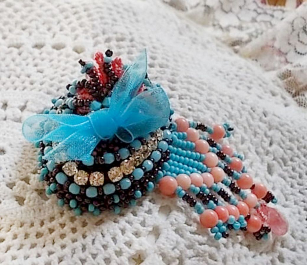 Broche Naïade brodée avec des perles de gemmes  (Turquoise et Corail), des cristaux, du cuir vachettes et des rocailles