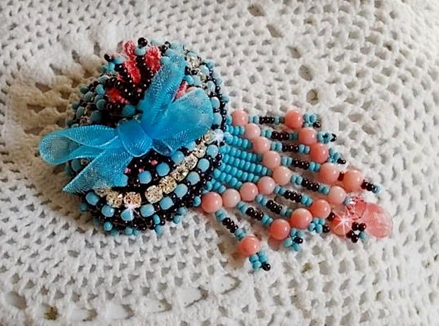 Broche Naïade brodée avec des perles de gemmes  (Turquoise et Corail), des cristaux, du cuir vachettes et des rocailles