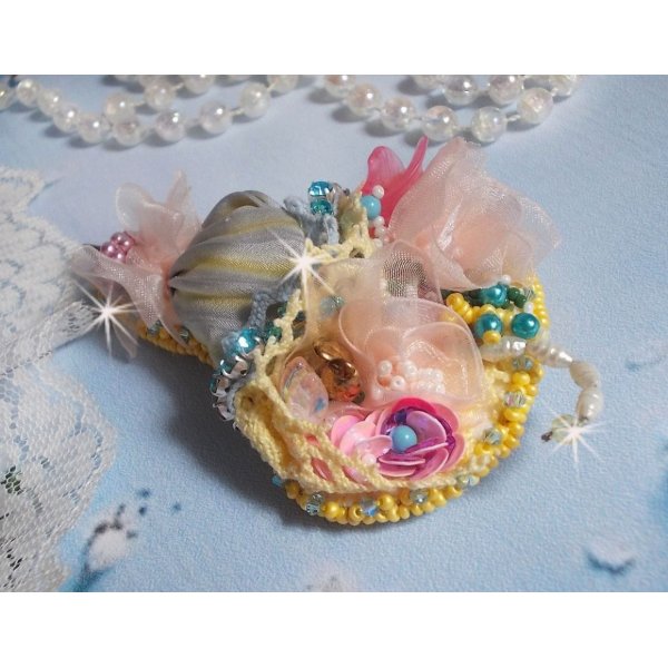Broche Ombrelle de Fleurs brodée avec un ruban de soie Gris/Jaune, des cristaux de Swarovski, des fleurs Lucite, des perles en Nacre, de la dentelle et des rocailles