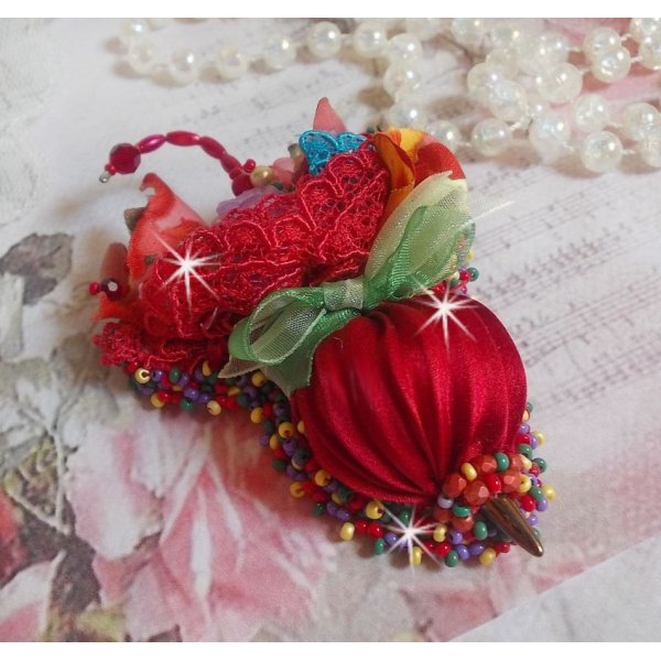 Broche Ombrelle Rubis brodée avec un ruban de soie Rouge, des cristaux de Swarovski, des fleurs Lucite, des perles en verre de Bohème et des rocailles
