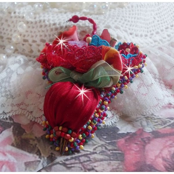Broche Ombrelle Rubis brodée avec un ruban de soie Rouge, des cristaux de Swarovski, des fleurs Lucite, des perles en verre de Bohème et des rocailles