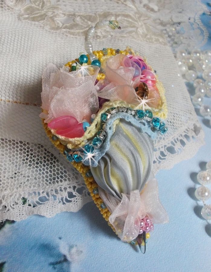 Broche Ombrelle de Fleurs brodée avec un ruban de soie Gris/Jaune, des cristaux de Swarovski, des fleurs Lucite, des perles en Nacre, de la dentelle et des rocailles