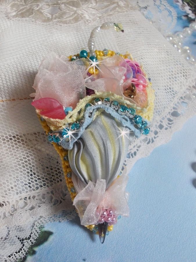 Broche Ombrelle de Fleurs brodée avec un ruban de soie Gris/Jaune, des cristaux de Swarovski, des fleurs Lucite, des perles en Nacre, de la dentelle et des rocailles