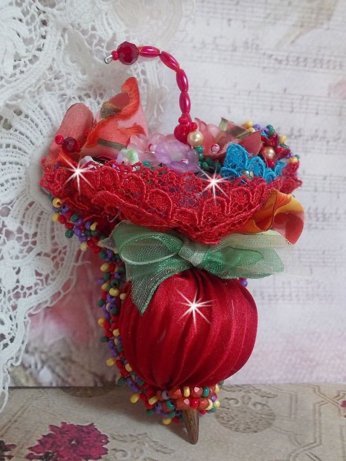 Broche Ombrelle Rubis brodée avec un ruban de soie Rouge, des cristaux de Swarovski, des fleurs Lucite, des perles en verre de Bohème et des rocailles
