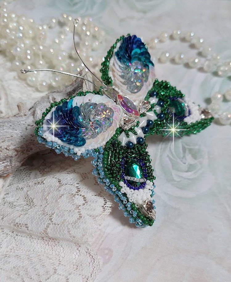 Broche Papillon Clair de Lune Lune brodée avec cabochons ovales, poires, navettes, perles nacrées