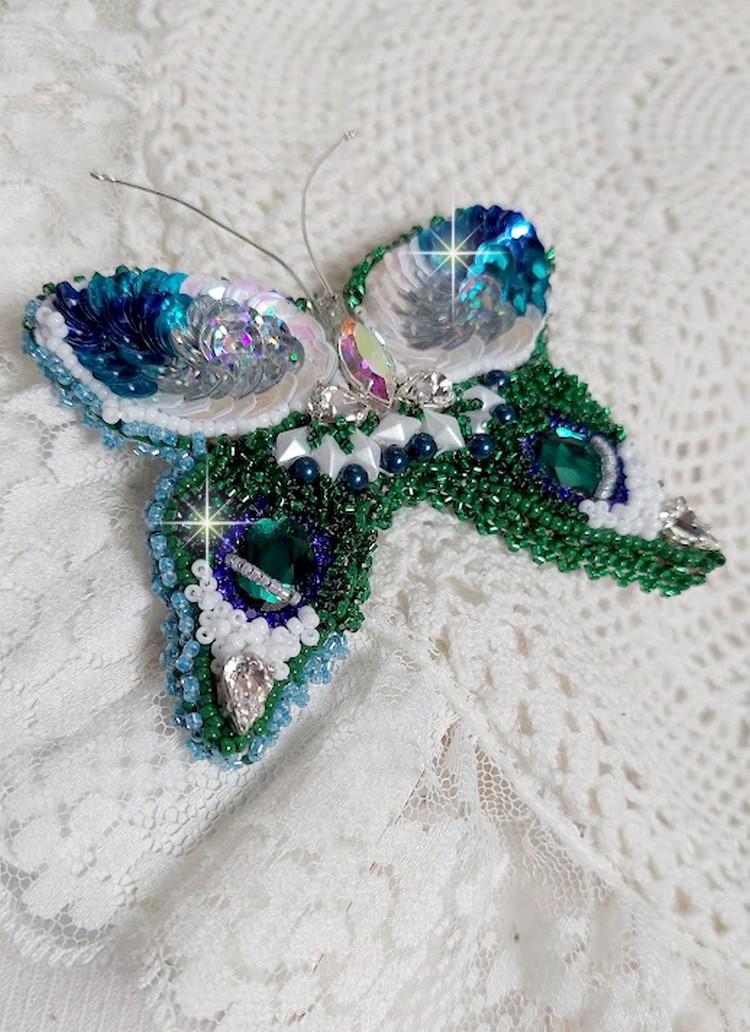 Broche Papillon Clair de Lune Lune brodée avec cabochons ovales, poires, navettes, perles nacrées