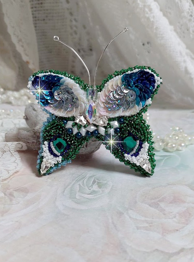 Broche Papillon Clair de Lune Lune brodée avec cabochons ovales, poires, navettes, perles nacrées