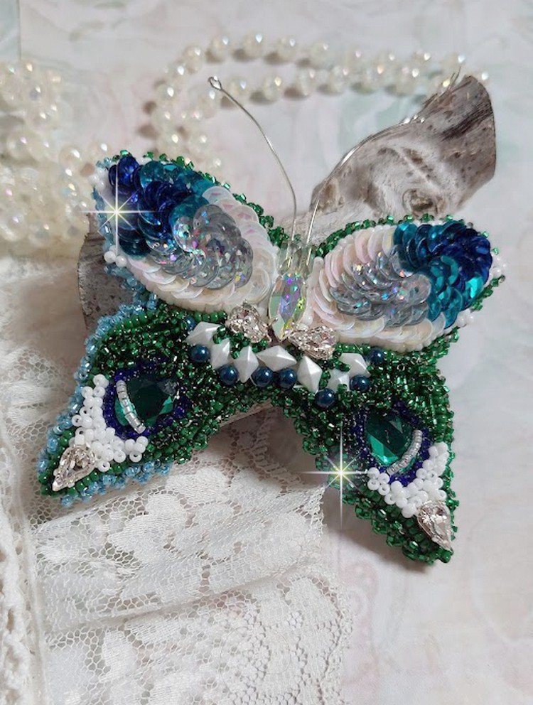 Broche Papillon Clair de Lune Lune brodée avec cabochons ovales, poires, navettes, perles nacrées