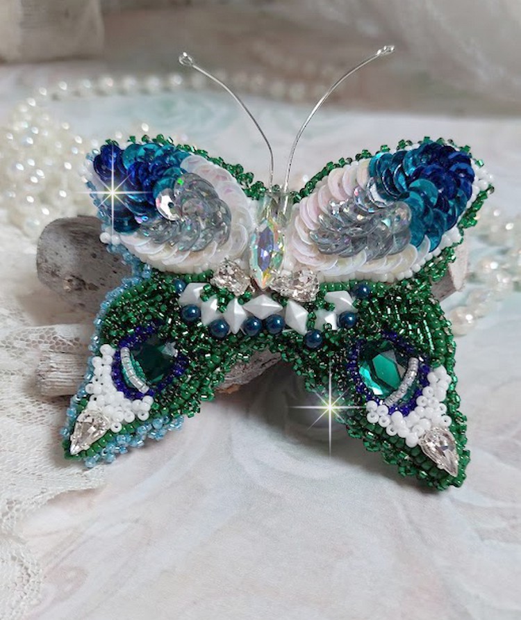 Broche Papillon Clair de Lune Lune brodée avec cabochons ovales, poires, navettes, perles nacrées