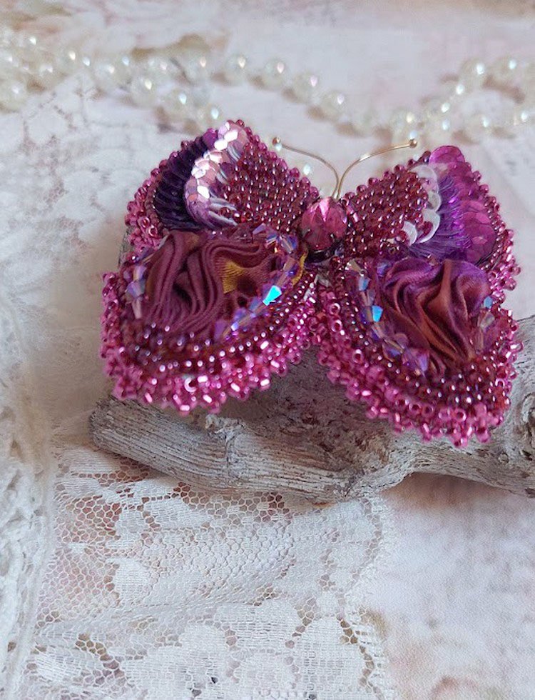 Broche Papillon Violine Fuchsia brodée avec ruban de soie, sequins et perles cristal Swarovski