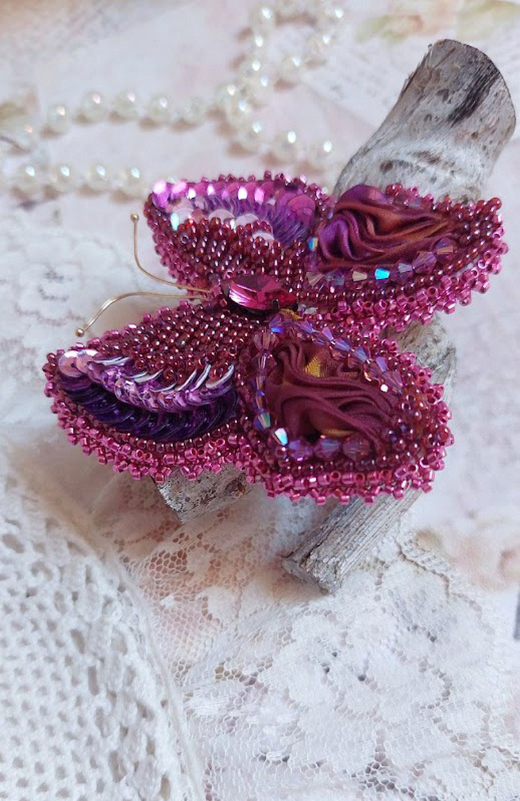 Broche Papillon Violine Fuchsia brodée avec ruban de soie, sequins et perles cristal Swarovski