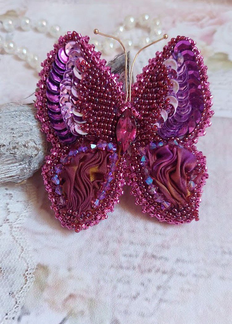 Broche Papillon Violine Fuchsia brodée avec ruban de soie, sequins et perles cristal Swarovski