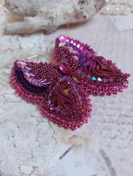Broche Papillon Violine Fuchsia brod&eacute;e avec ruban de soie, sequins et perles cristal Swarovski