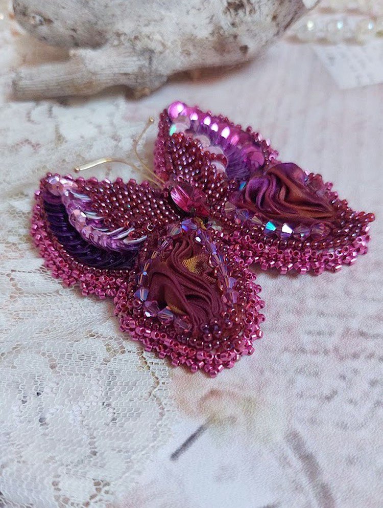 Broche Papillon Violine Fuchsia brodée avec ruban de soie, sequins et perles cristal Swarovski