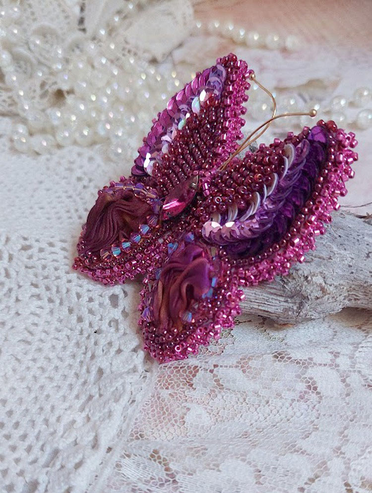 Broche Papillon Violine Fuchsia brodée avec ruban de soie, sequins et perles cristal Swarovski