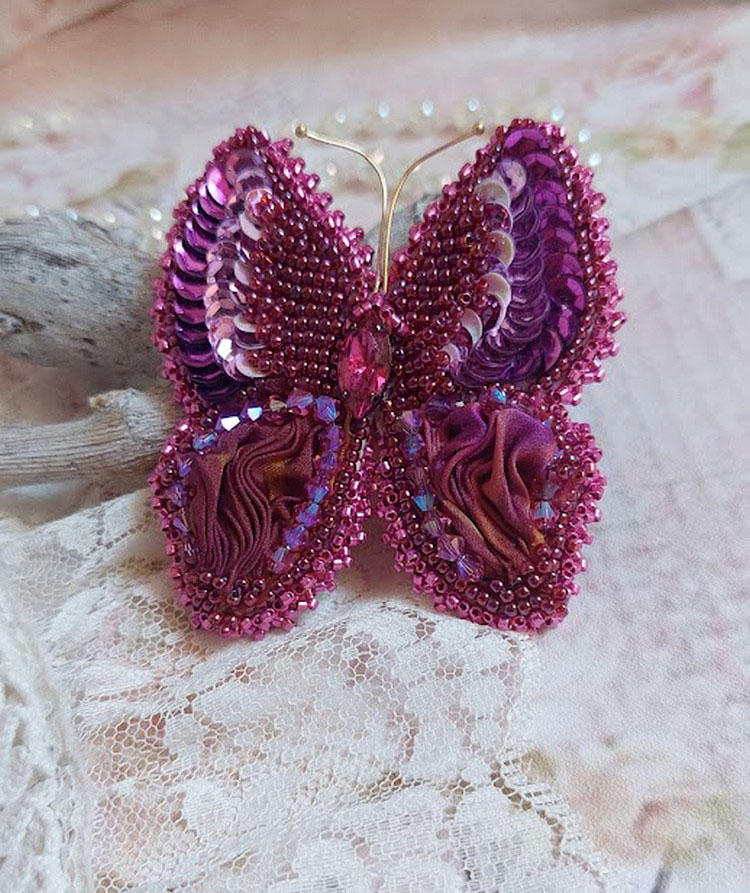 Broche Papillon Violine Fuchsia brodée avec ruban de soie, sequins et perles cristal Swarovski